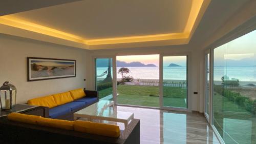 象岛维生素海别墅的带沙发的客厅,享有海景