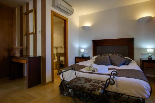 托雷斯玛西纳港乡村酒店的一间带大床的卧室和一间浴室