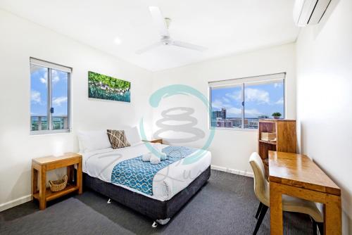 达尔文ZEN BY THE WATER - Darwin's Premier Ocean View Family Retreat的卧室配有一张床、一张书桌和窗户。