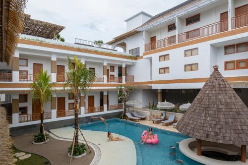 坎古Roomates Hostel Canggu by Ini Vie Hospitality的享有酒店游泳池的景色