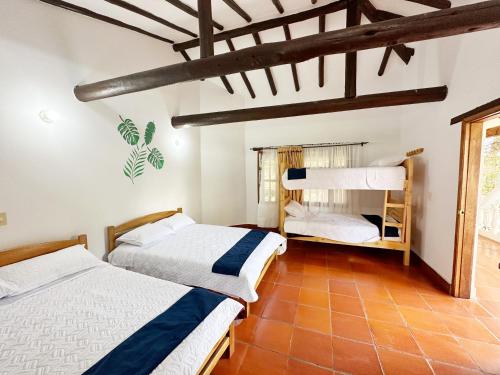 莱瓦镇Lo Nuestro - Hospedaje的配有木天花板的客房设有两张床。