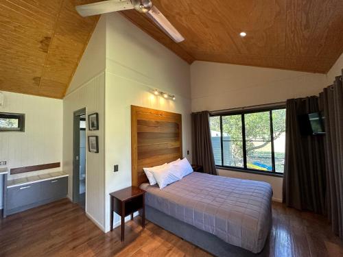 BarmoyaHedlow Retreat的一间卧室设有一张床和一个大窗户