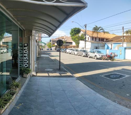 马卡埃Pousada nascente do sol的街道上建筑物前面的人行道