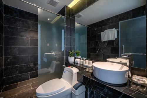 会安Em's House Hoi An Homestay的浴室配有白色卫生间和盥洗盆。
