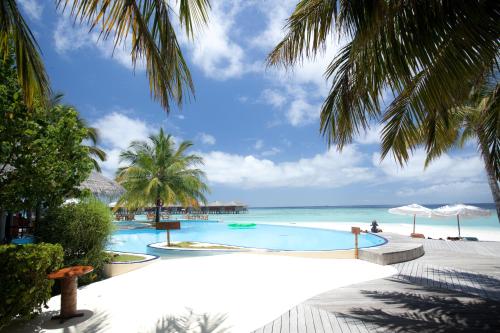 菲莉兹尤岛AAA度假酒店的一座背景海洋的游泳池