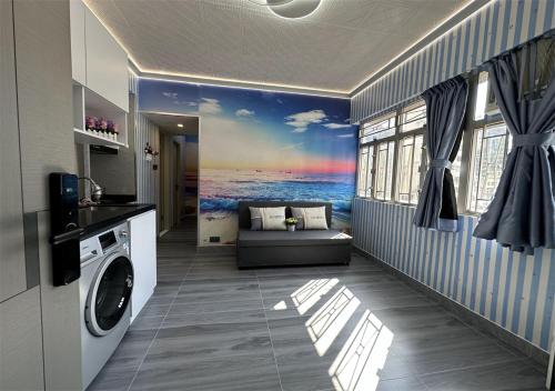 香港3BR Romantic apt, 2mins MTR, 8pax的一间洗衣房,配有海洋绘画