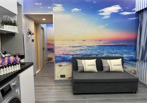 香港3BR Romantic apt, 2mins MTR, 8pax的客厅配有沙发和海洋绘画