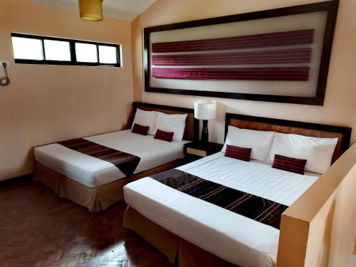 长滩岛Unit 306 Alta Vista de Boracay by David的酒店客房带两张床和两个窗户