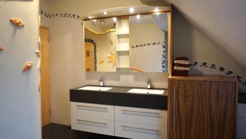 林区圣雅各布Biohof Kroisleitner的一间带两个盥洗盆和大镜子的浴室