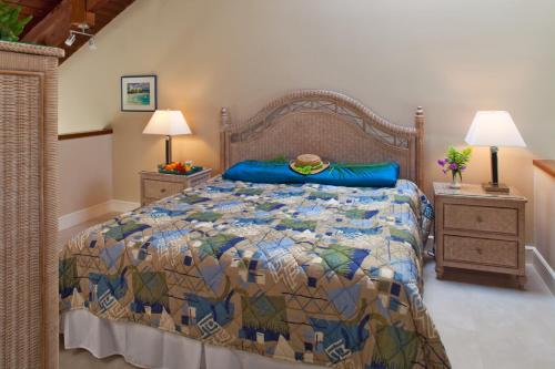 圣约翰噶罗斯柏银特度假酒店的一间卧室配有一张带五颜六色被子的床