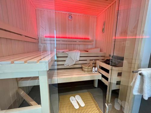 格赫伦-莱宾NEU! Feriendomizil TraumZeit 1 mit Sauna & Garten的浴室设有粉红色墙壁和桌子,配有桑拿浴室