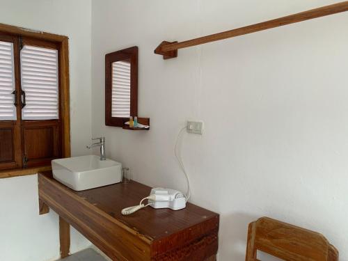 NongkhiawNongkhaiw river view的浴室设有水槽和木桌上的镜子