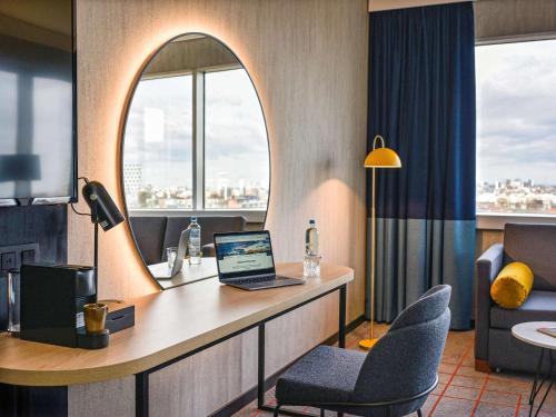 安特卫普Mercure Antwerp City South的酒店的客房配有一张带笔记本电脑的书桌