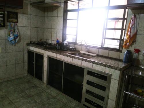 圣罗克迪米纳斯Aluguel para Temporada的厨房配有水槽和台面