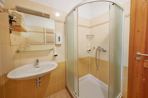 克拉尼斯卡戈拉Rute Hotel and Apartments的一间带水槽和淋浴的浴室
