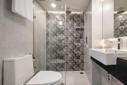 曼谷Aspira Gems Center Silom的浴室配有卫生间、盥洗盆和淋浴。