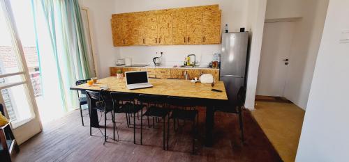 帕福斯Bee Hostel Paphos的厨房配有带笔记本电脑的桌子