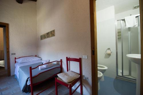 古比奥ABBAZIA DI VALLINGEGNO的一间卧室配有床、水槽和卫生间