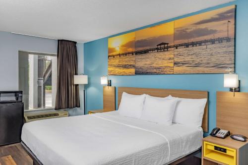 彭萨科拉Days Inn by Wyndham Pensacola I-10的酒店客房 - 带一张床并享有码头景致