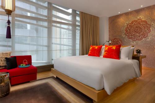 香港港岛英迪格酒店的卧室配有带红色枕头的大型白色床