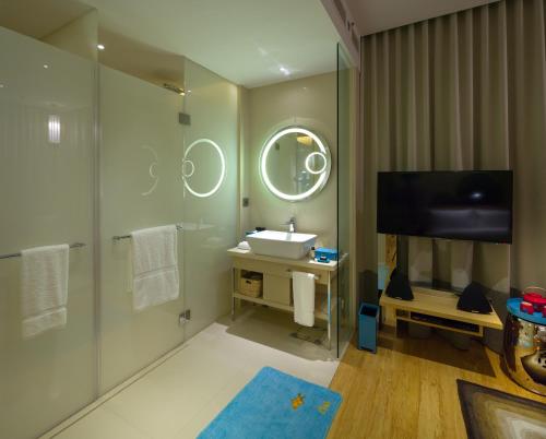 香港港岛英迪格酒店的一间带水槽和镜子的浴室