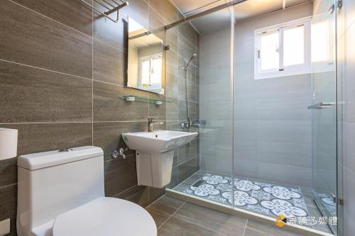 台东铁支路民宿的浴室配有卫生间、盥洗盆和淋浴。