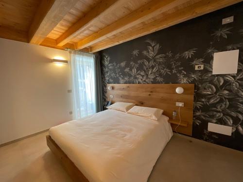 利维尼奥Garni La Casetta的卧室配有一张白色大床
