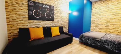 沙勒莱索Zen Studio Le Granier Challes Centre - Parking的一间设有床铺和砖墙的房间