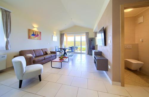 科尔尼奇Apartments ROYAL的客厅配有沙发、椅子和桌子