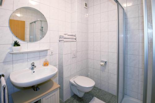 诺德代希Ferienwohnung Jacobs EG的浴室配有卫生间、盥洗盆和淋浴。