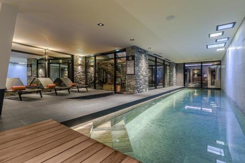 梅杰夫美捷府酒店的一座室内游泳池,位于一栋带建筑物的房屋内