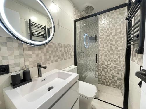 马德里HomeStay Lopez Pando的浴室设有白色水槽和镜子