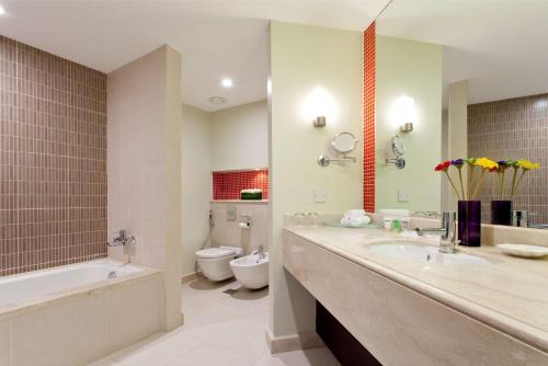 阿可贺巴阿尔科巴尔柏丽酒店的带浴缸、盥洗盆和卫生间的浴室