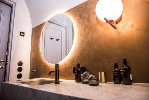 哈普萨卢Silma Retreat的浴室水槽、镜子和台面上的瓶子