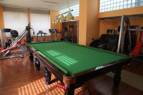 The Burj Ghazanfar in Mazar-e Sharif的一个带健身器材的房间的台球桌