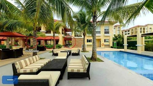 塔里萨伊2BR Casa Mia Sanremo Oasis Cebu的一个带游泳池和棕榈树的度假村