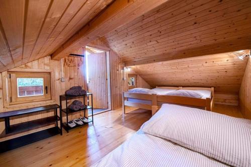 戈雷尼斯卡地区采尔克列Lunela estate with sauna的小木屋内一间卧室,配有两张床