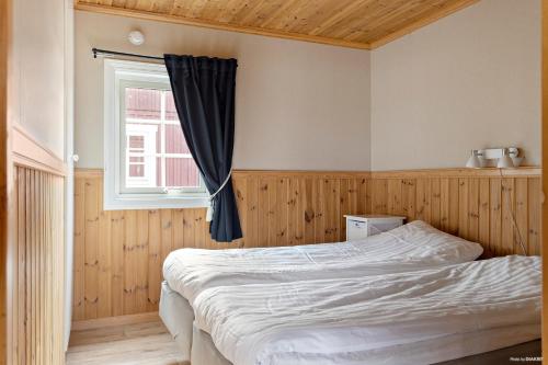 孙讷First Camp Sunne - Fryksdalen的一间卧室设有一张床和一个窗口