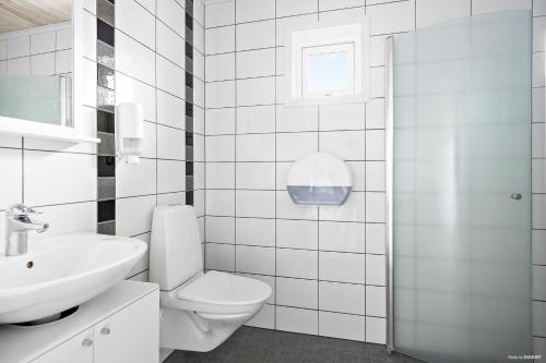 孙讷First Camp Sunne - Fryksdalen的白色的浴室设有卫生间和水槽。