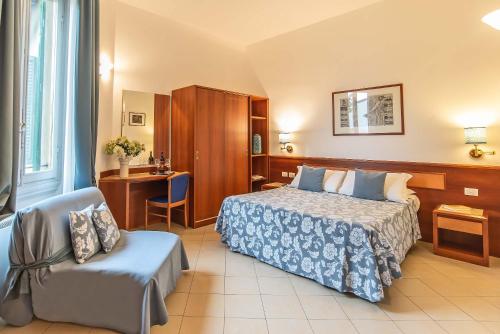 佛罗伦萨博尼法乔酒店的配有一张床和一把椅子的酒店客房