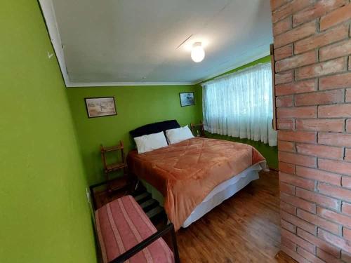 马塞卢Lion Rock View Guesthouse的一间卧室设有一张床和砖墙