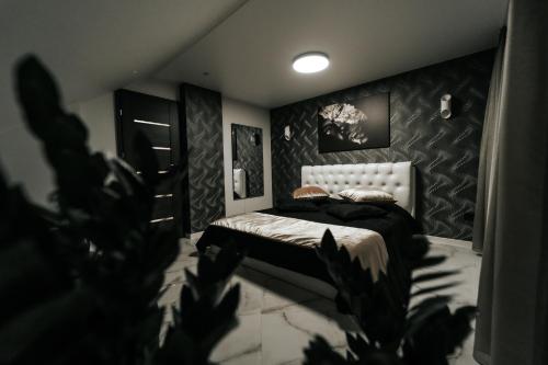 希卢泰Kiss Apartment的一间卧室配有一张黑白墙床