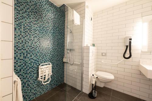 加来Holiday Inn Calais-Centre, an IHG Hotel的带淋浴、卫生间和盥洗盆的浴室