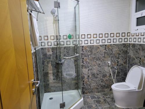 马斯喀特Farah Hotel Apartment的一间带卫生间和玻璃淋浴间的浴室