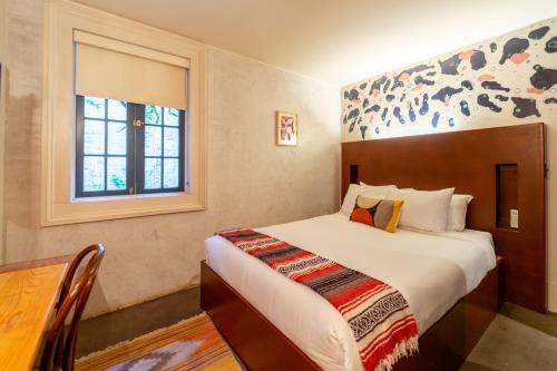 新奥尔良Selina Catahoula New Orleans的酒店客房设有床和窗户。