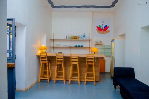 迭戈苏瓦雷斯LOTUS HOTEL的厨房配有桌椅和沙发。