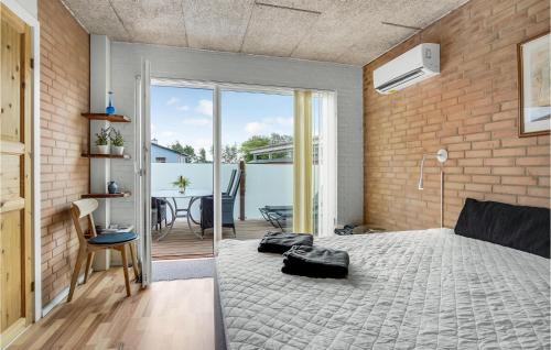 约灵1 Bedroom Amazing Apartment In Hjrring的一间卧室设有一张床和砖墙