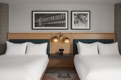 瓦利菲尔德Hôtel MOCO Valleyfield的两张睡床彼此相邻,位于一个房间里