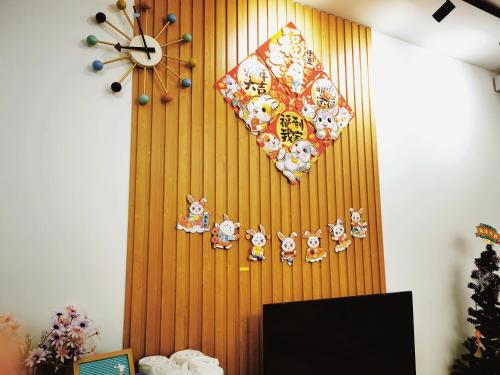 吉隆坡Aishiteru Homestay的墙上挂着时钟和盘子的墙