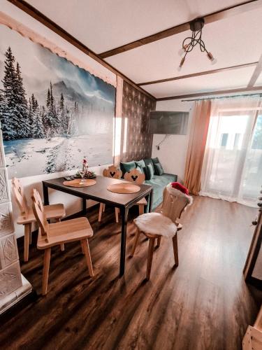 恰萨纳格拉Góralska Chata的客厅配有桌子和沙发